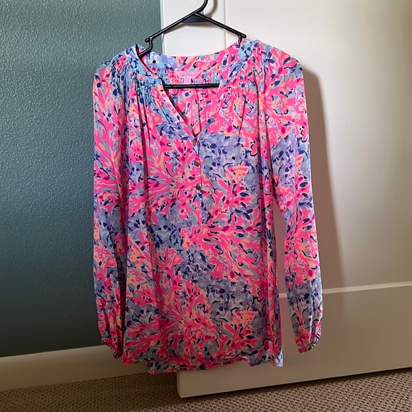 💙💕Lilly Pulitzer Elsa Top💕💙 - Picture 1 of 4